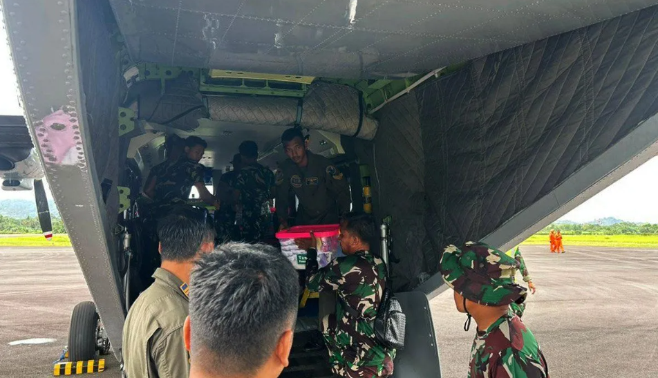 TNI Optimalkan Alutsista: 1,2 ton Logistik Tiba di Sibolga Lewat Udara